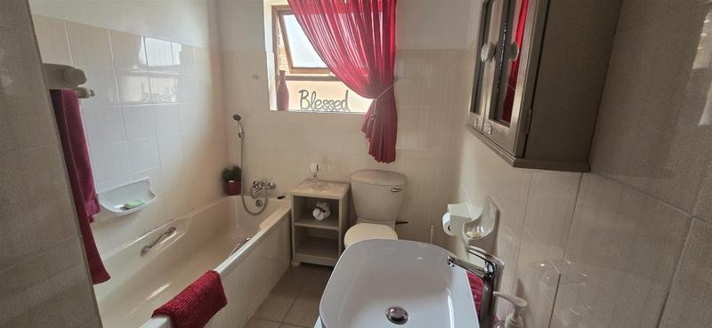 4 Bedroom Property for Sale in Glentana Western Cape